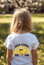 LITTLE SUNSHINE – Le t-shirt qui rayonne de bonne humeur